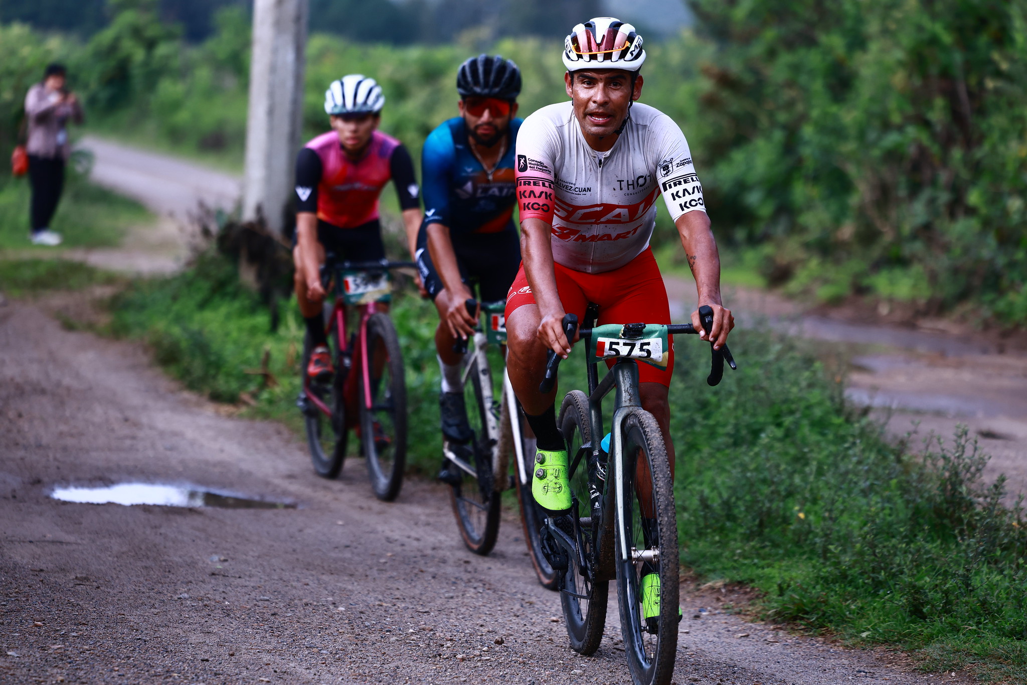 Foto de ciclistas en ruta dentro del Bosque La Primavera