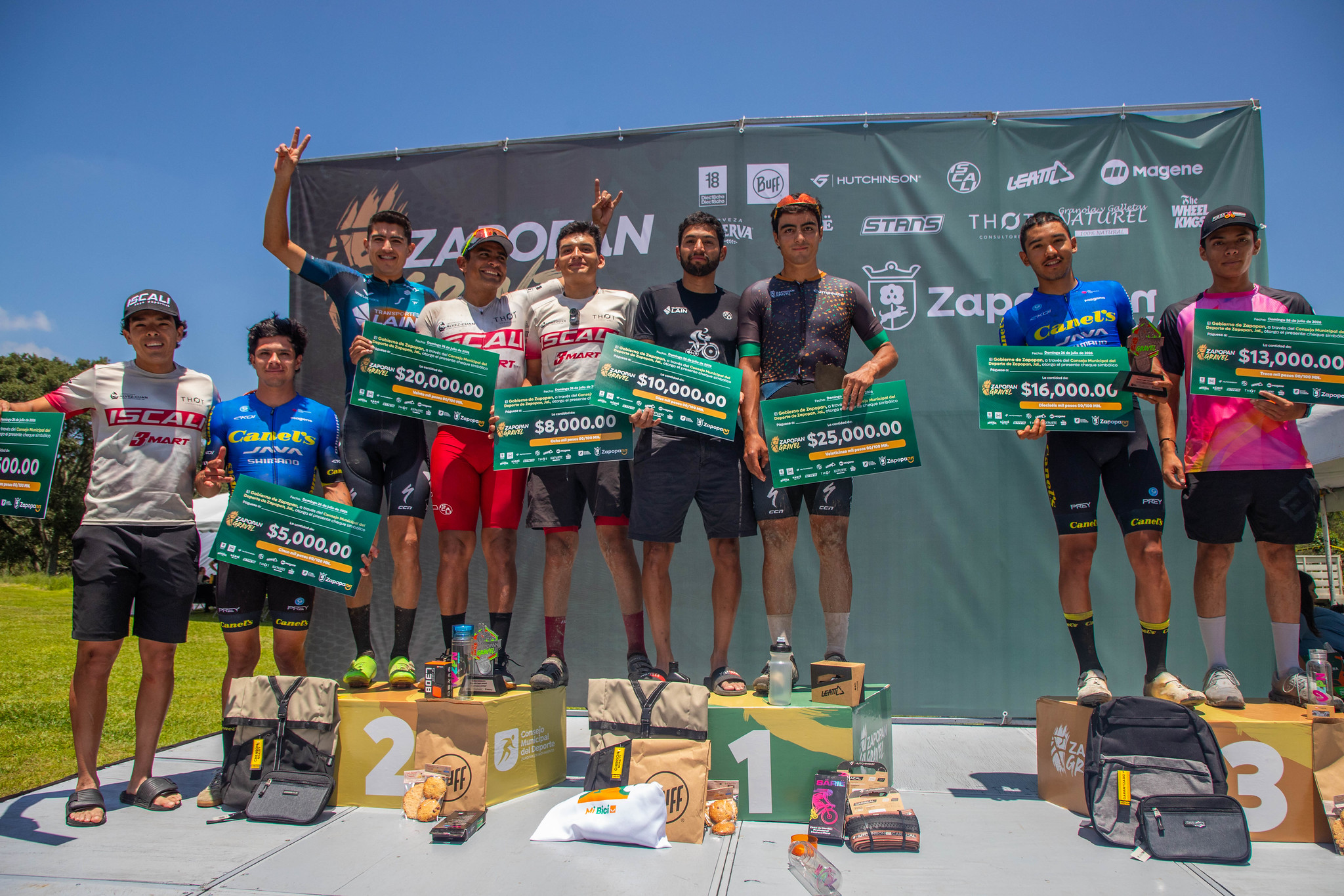 Foto de la ceremonia de premiación o ganadores en el podio