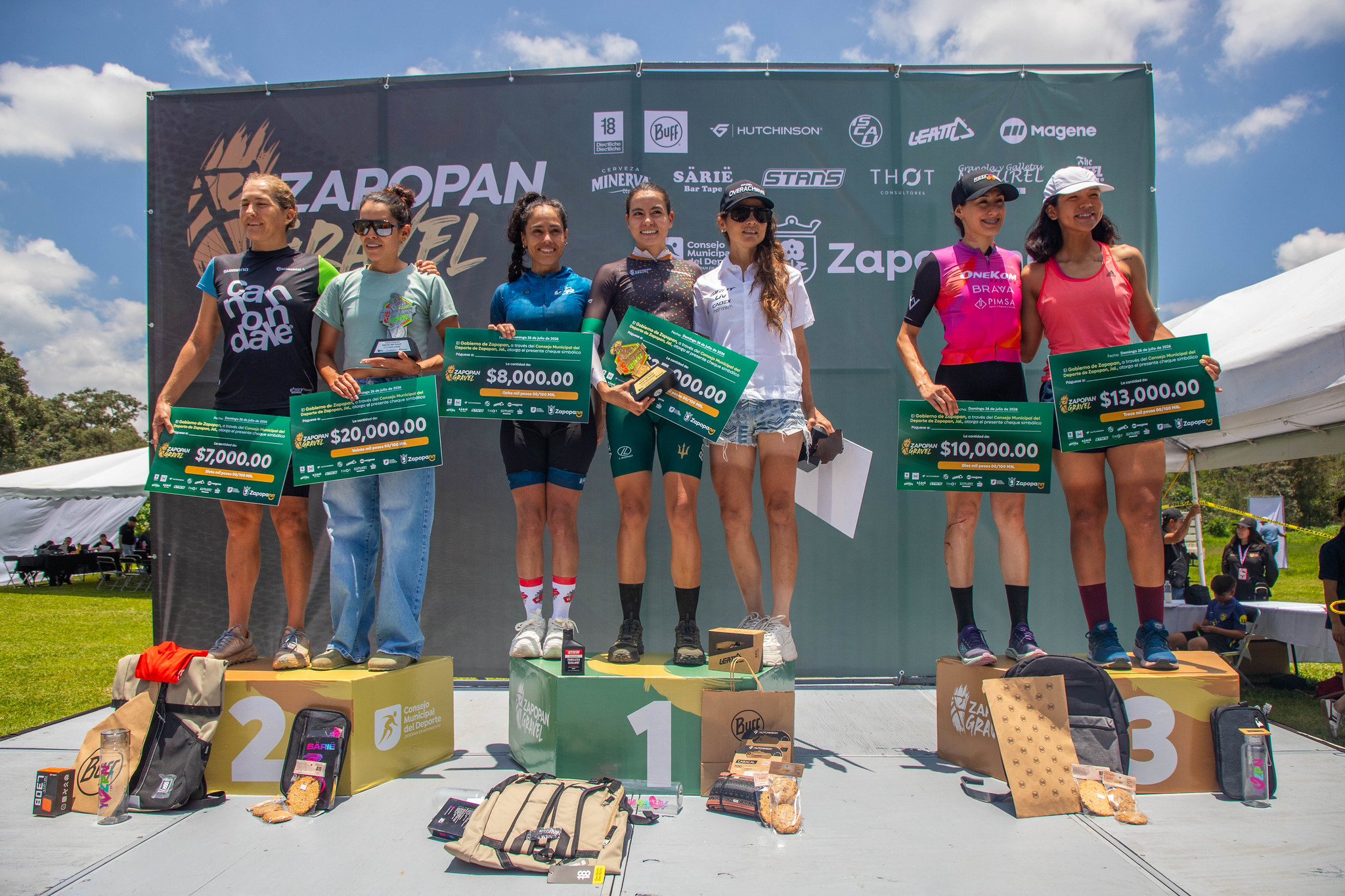 Foto de la ceremonia de premiación o ganadores en el podio