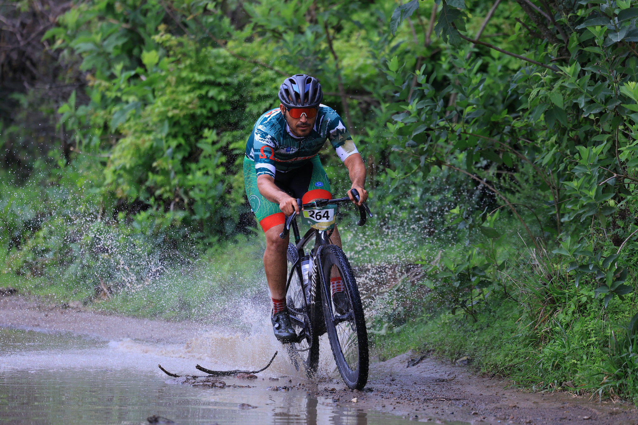 Ciclistas enfrentando terreno técnico en el Bosque La Primavera