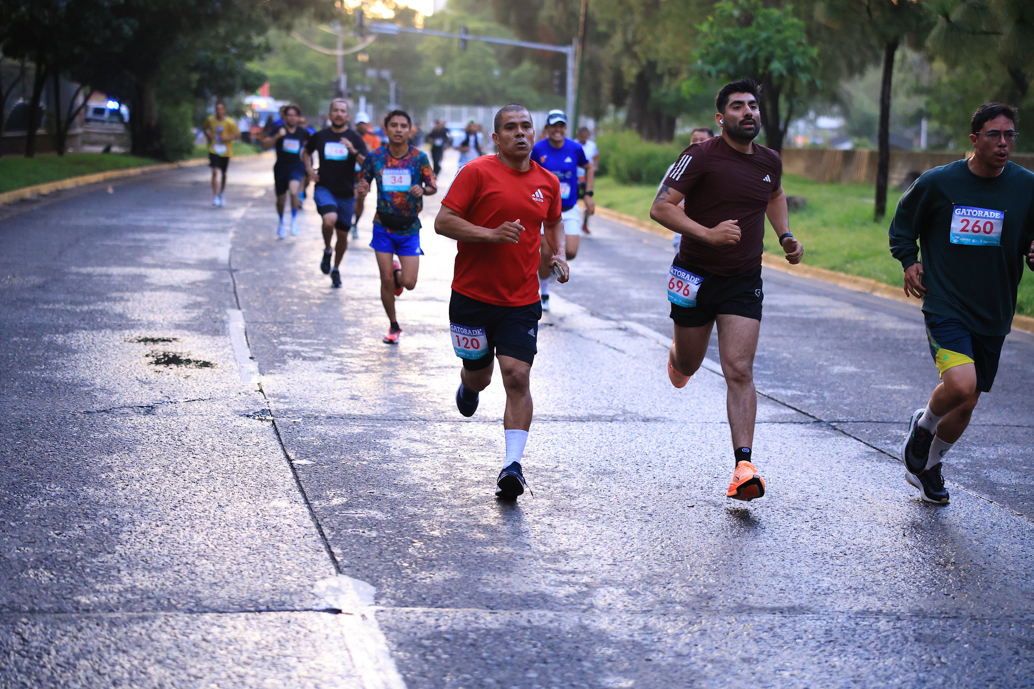 Corredores en ruta sobre Av. Patria