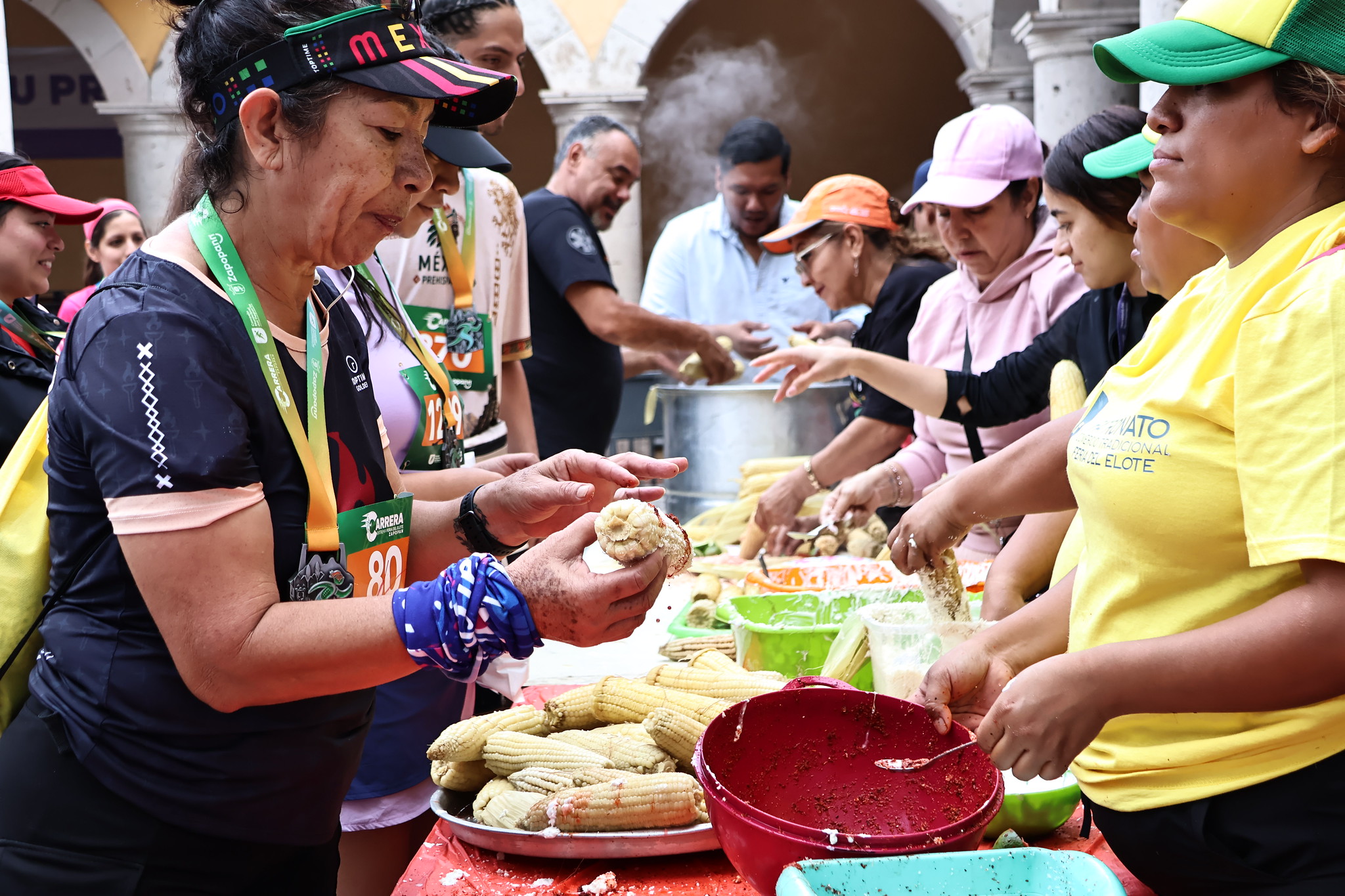 Foto del ambiente en la Feria del Elote o entrega de elotes en la meta