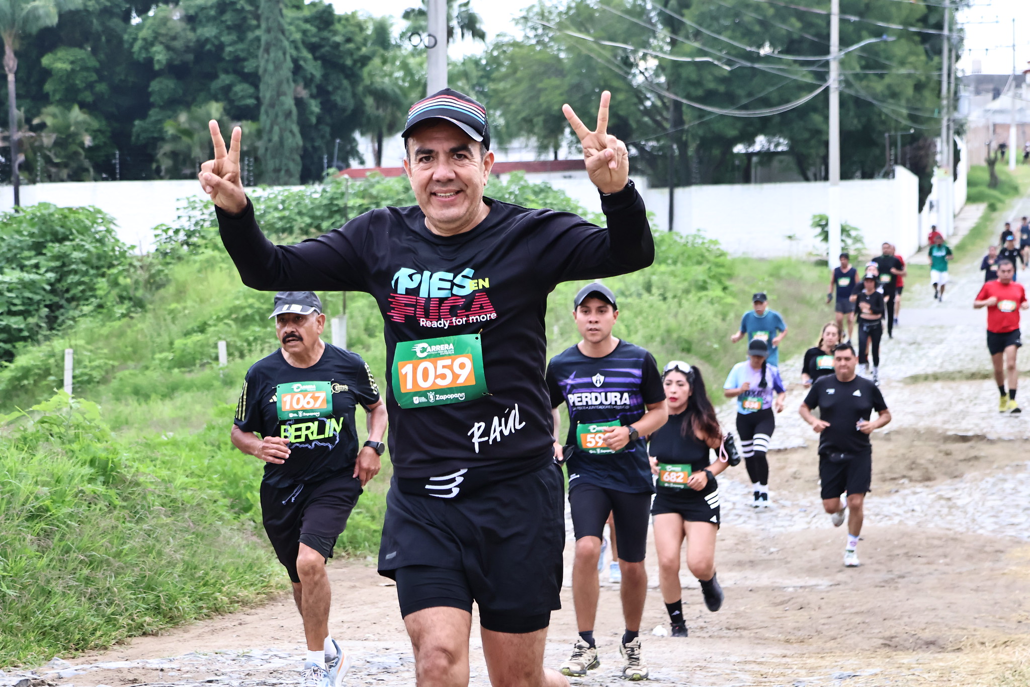 Foto de corredores en la ruta por ejido Tesistán / caminos de terracería