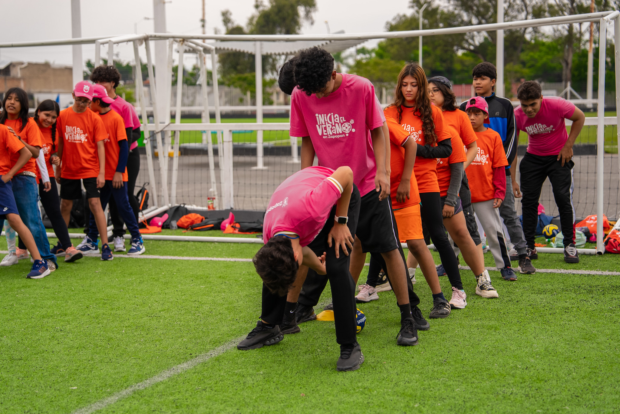 Foto de actividades deportivas — fútbol, natación o atletismo